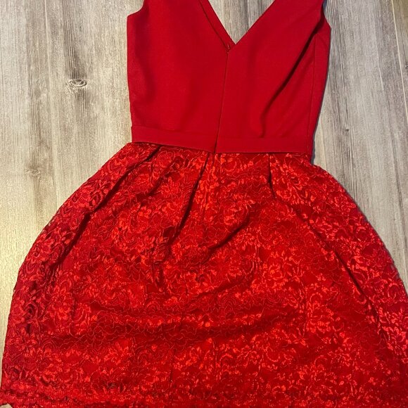 Red V-neck laced dress - Picture 3 of 4
